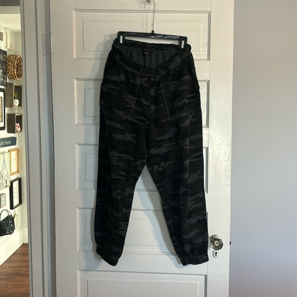 Santcuary Camo Jogger Sweatpant - Picture 1 of 4